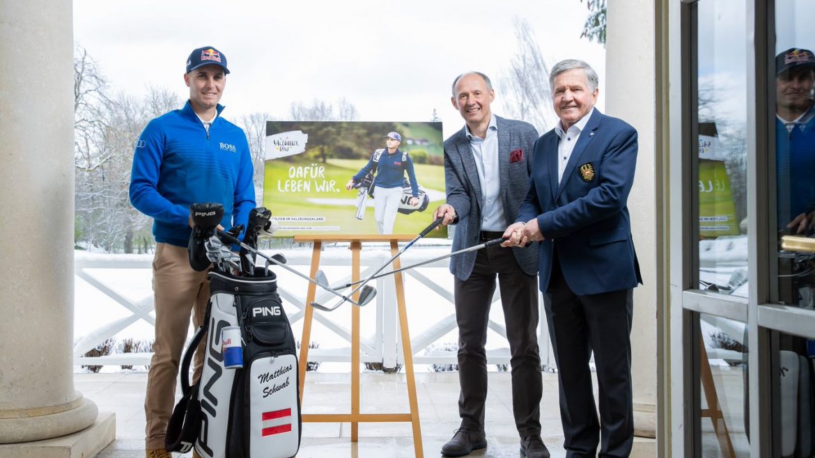 Drei Männer posieren mit Golfschlägern neben einer Golftasche und einem Werbeplakat an einem verschneiten Tag.