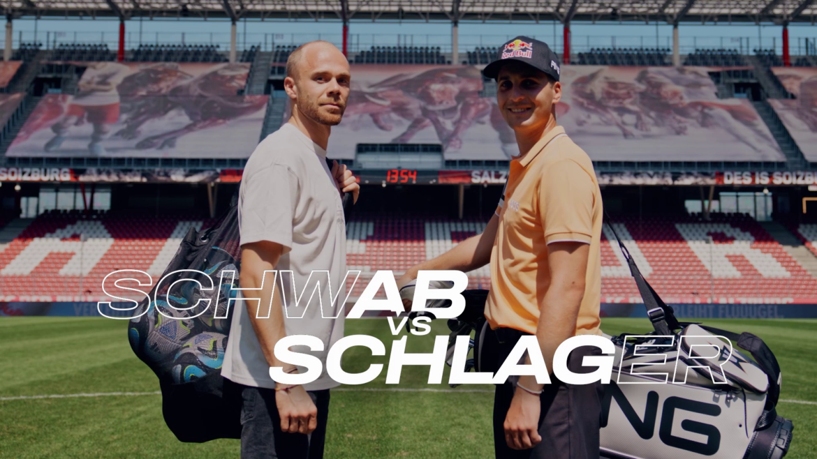 Zwei Männer mit Sporttaschen stehen auf einem Fußballfeld. Der Text lautet: SCHWAB gegen SCHLAGER.