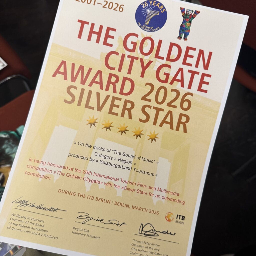 Eine Person hält bei einem Tourismusfilmwettbewerb eine Urkunde für den „Golden City Gate Silver Star Award 2026“ in den Händen.