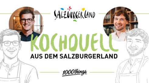 Zwei lächelnde Männer mit Brille, Text "Kochduell aus dem Salzburgerland" und illustrierte Umrisse des Kochs.